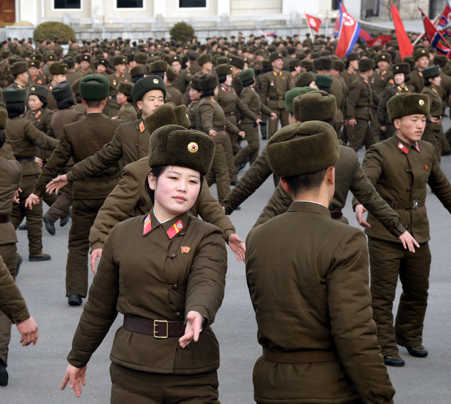 朝鲜举办盛大舞会庆祝人民军正规化69周年(组图)