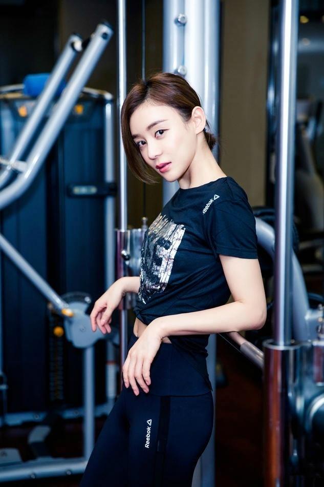 袁姗姗健身私照 踢腿挥拳大秀窈窕身材