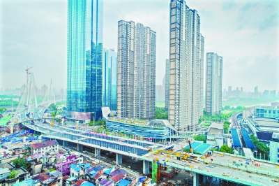 武汉首个跨轻轨高架桥合龙 汉江大道工程解放大道至月湖桥段8月底通车