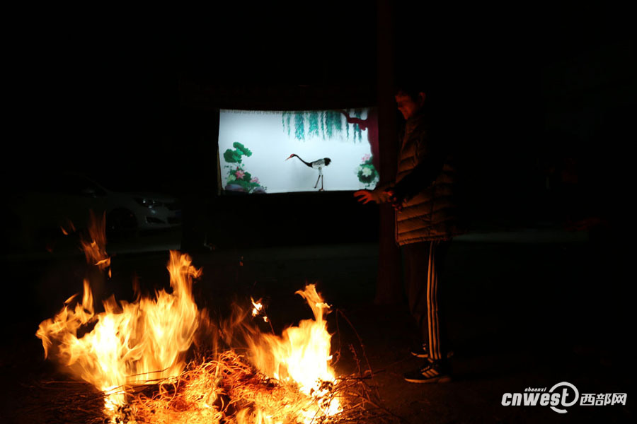 【网络媒体走转改】乡村皮影戏:冬夜里老乡们生火看皮影戏