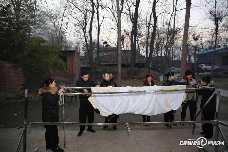 【网络媒体走转改】乡村皮影戏:冬夜里老乡们生火看皮影戏