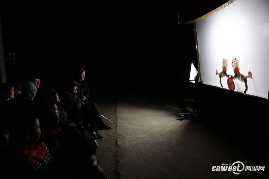 【网络媒体走转改】乡村皮影戏:冬夜里老乡们生火看皮影戏