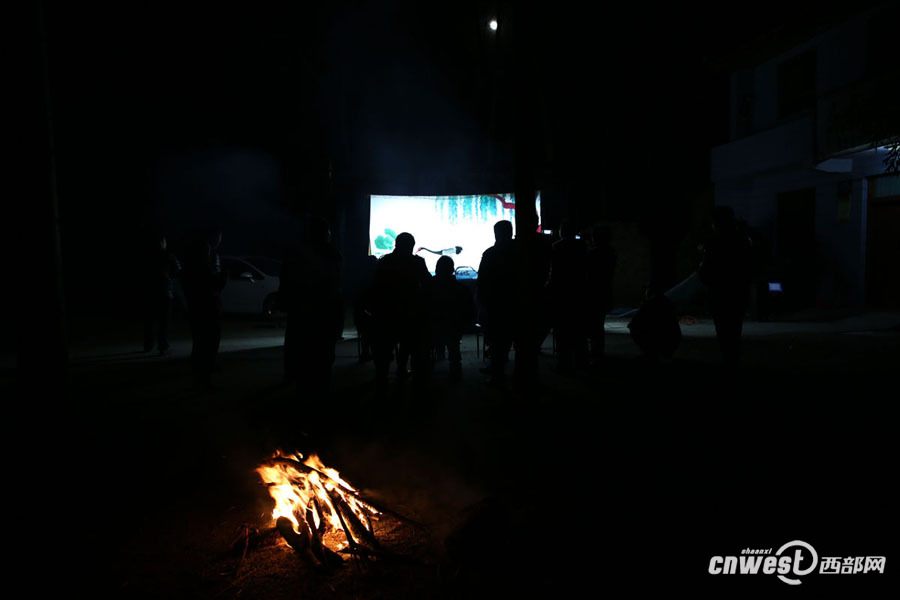 【网络媒体走转改】乡村皮影戏:冬夜里老乡们生火看皮影戏