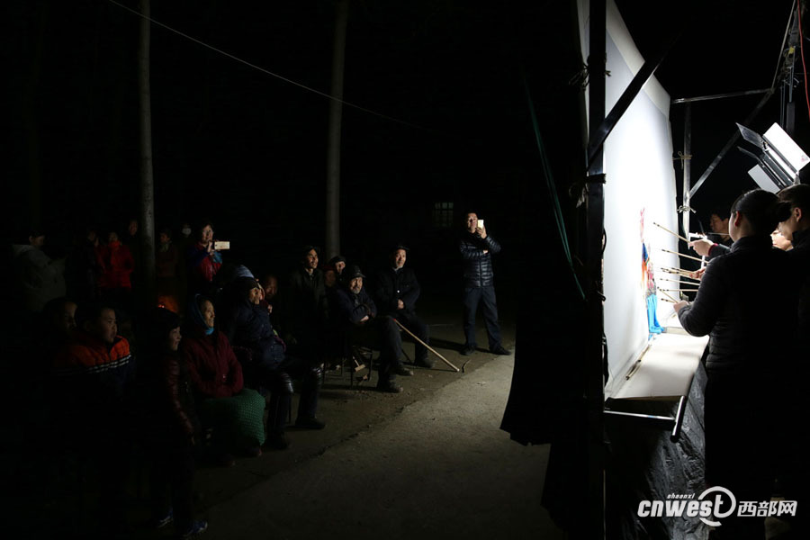 【网络媒体走转改】乡村皮影戏:冬夜里老乡们生火看皮影戏