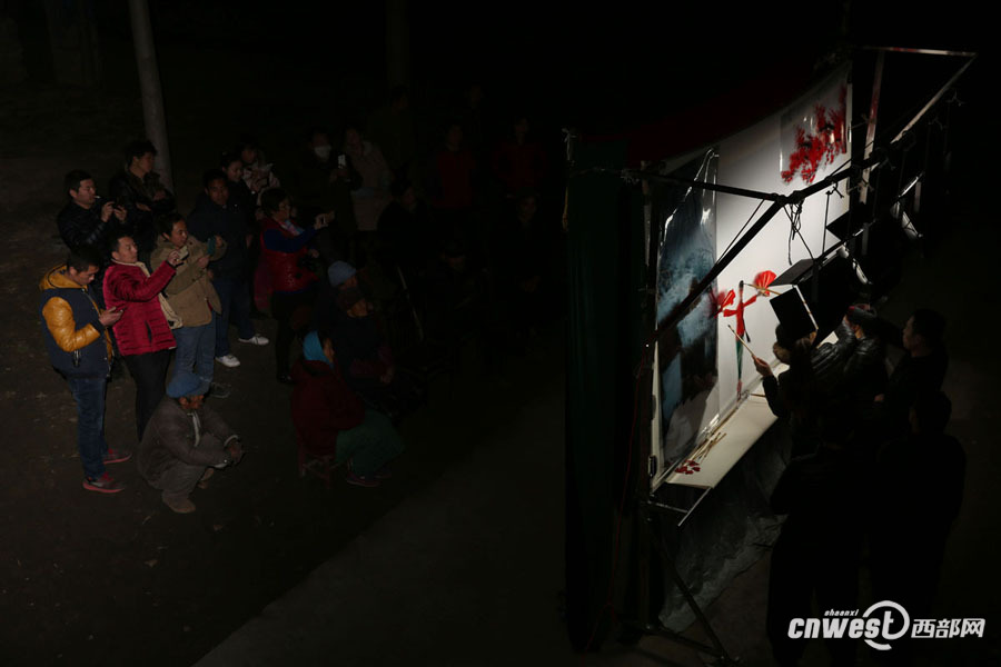 【网络媒体走转改】乡村皮影戏:冬夜里老乡们生火看皮影戏