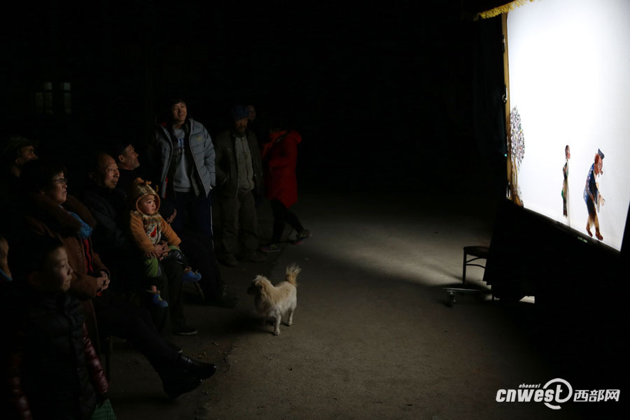 【网络媒体走转改】乡村皮影戏:冬夜里老乡们生火看皮影戏