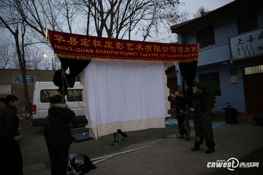 【网络媒体走转改】乡村皮影戏:冬夜里老乡们生火看皮影戏