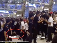 李敏镐现机场引拥堵 欲救跌倒粉丝反应快