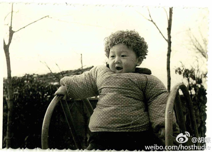 主播胡蝶晒老公陆川儿时萌照 小葫芦与爸爸超相像