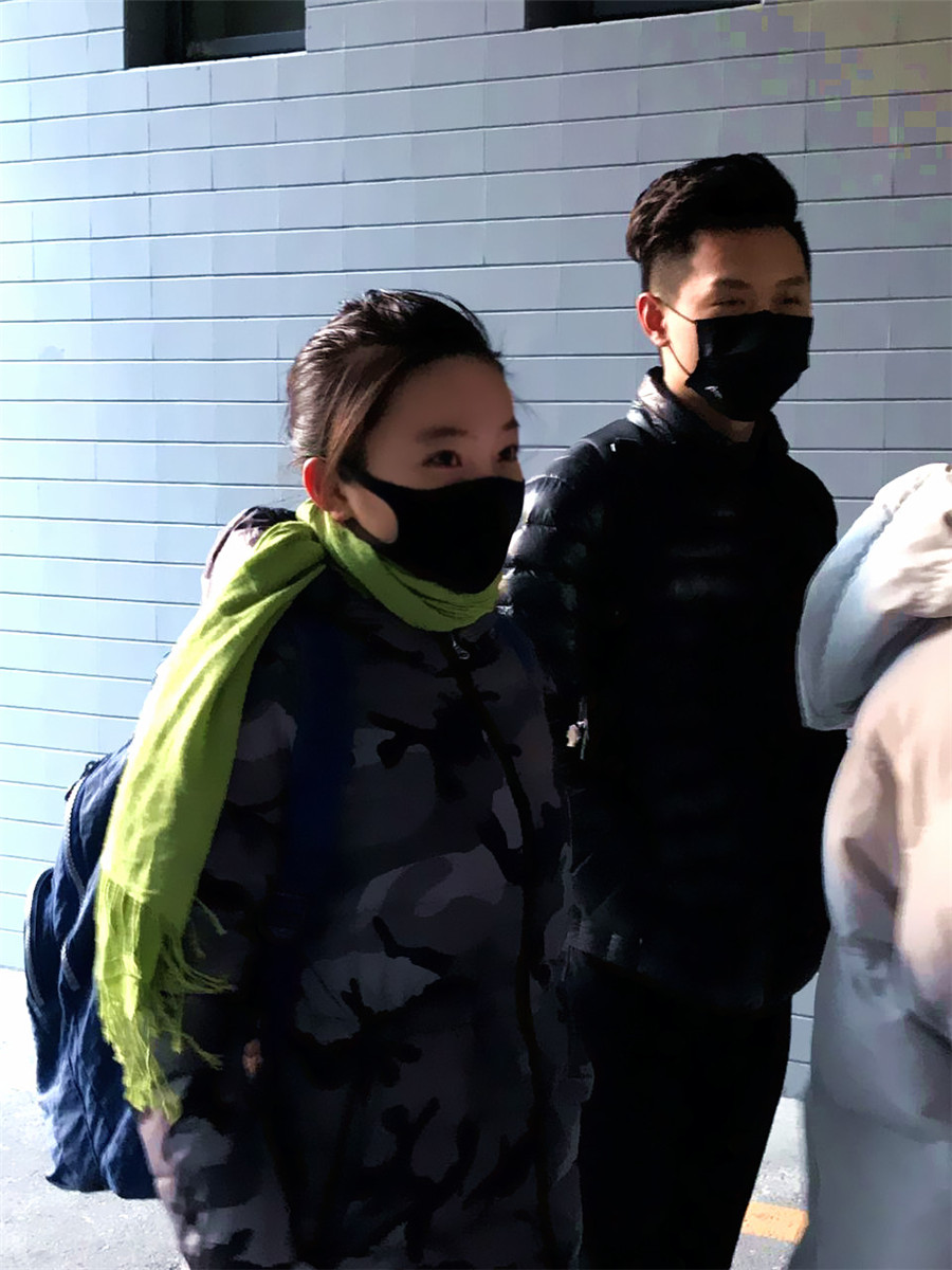 林妙可现身北影艺考现场 保持低调全程戴口罩(图)