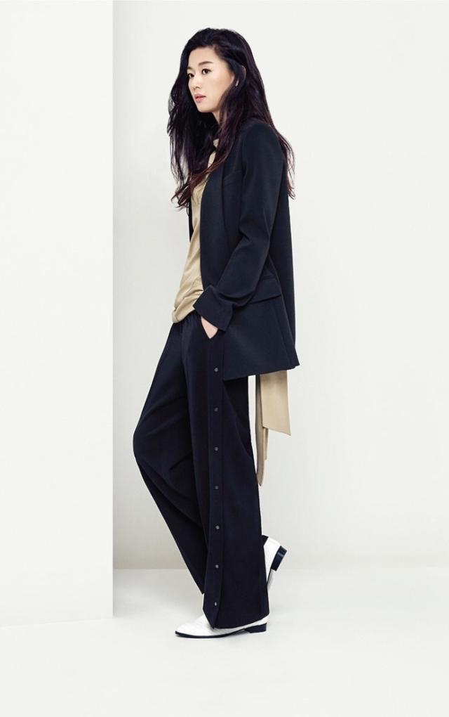 黑西装的两位女神，全智贤PK刘亦菲难分胜负