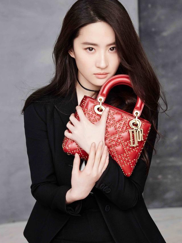 黑西装的两位女神，全智贤PK刘亦菲难分胜负