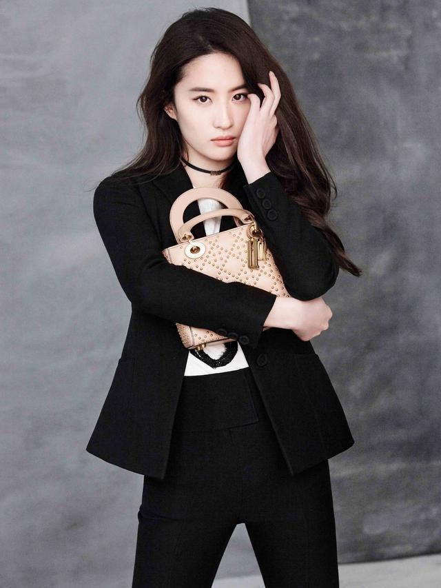 黑西装的两位女神，全智贤PK刘亦菲难分胜负