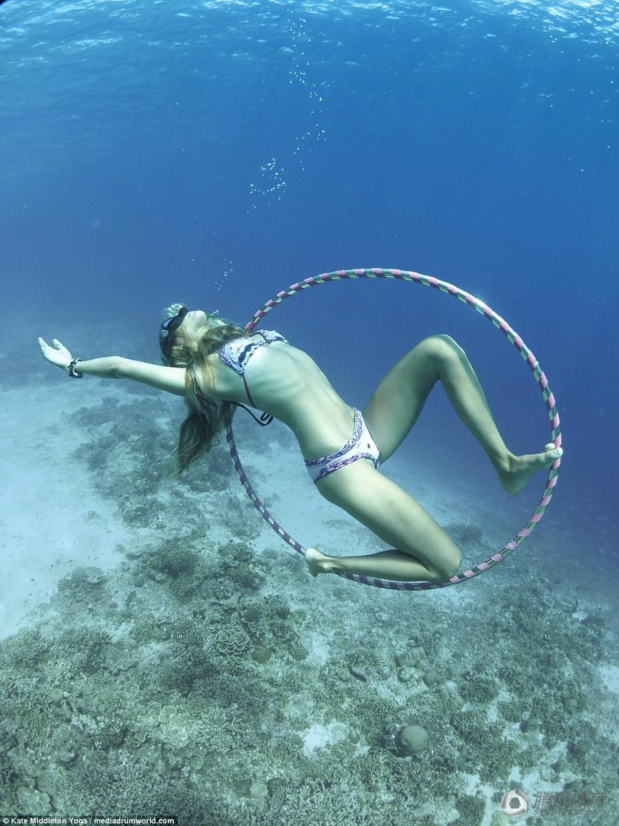 组图：美到窒息！美女水下憋气秀高难度瑜伽