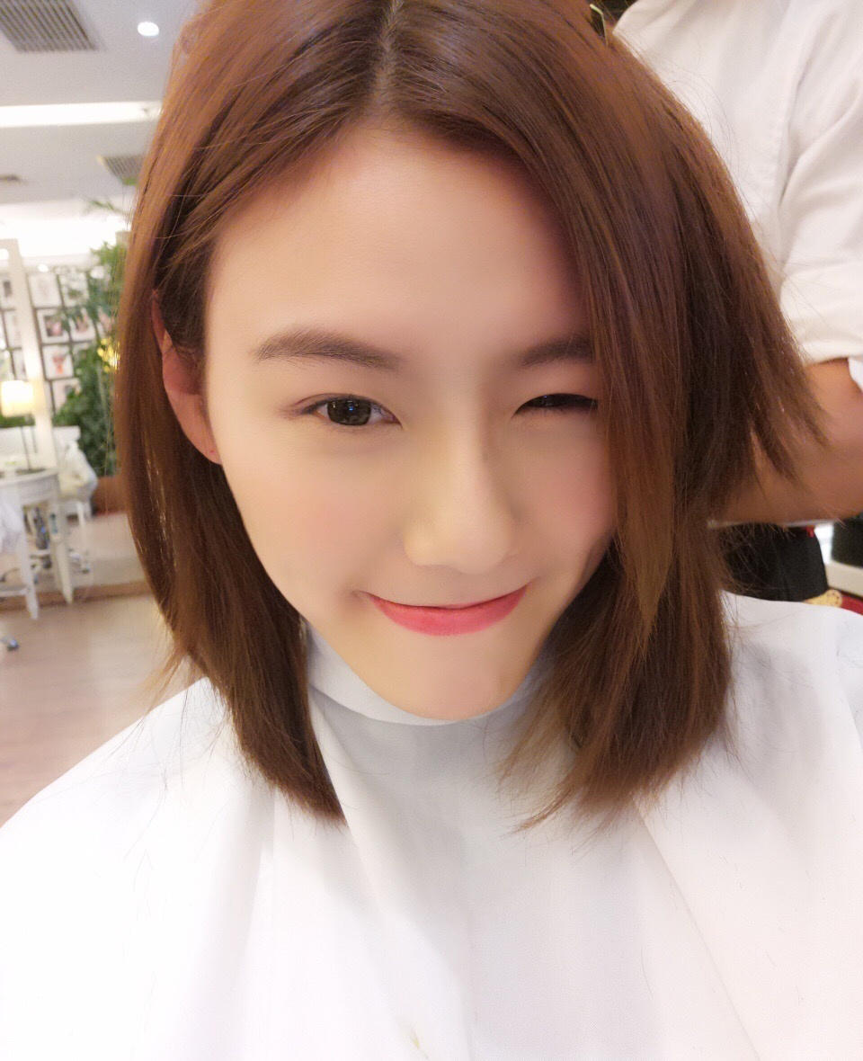 高清：气质再升级！刘湘剪短发晒自拍美艳知性