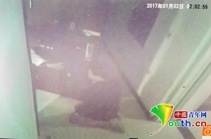 郑州女青年深夜坠亡男同学家 事发前晚当事男方翻查女方门外垃圾桶