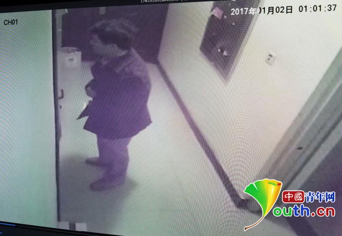 郑州女青年深夜坠亡男同学家 事发前晚当事男方翻查女方门外垃圾桶