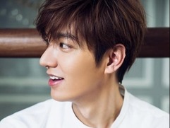 李敏镐心系粉丝 泰国活动时刻关心安全问题