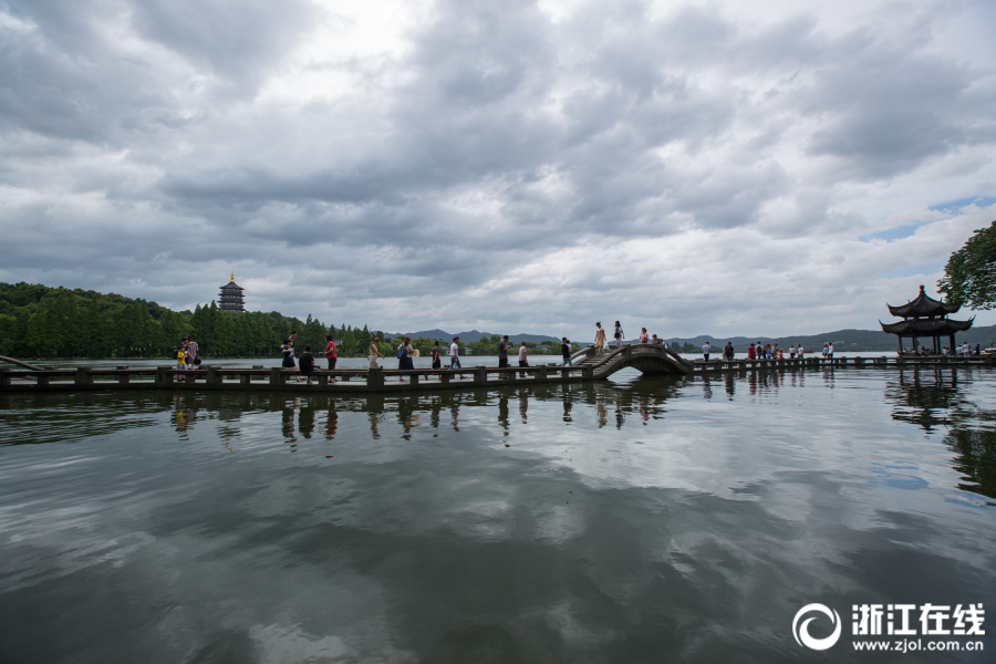 “玛莉亚”过后 杭城云霞壮美