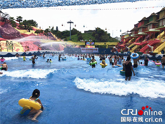 重庆：洋人街举行扳脚趾大赛 参赛者上演巅峰对“脚”