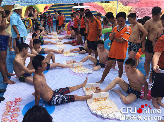 重庆：洋人街举行扳脚趾大赛 参赛者上演巅峰对“脚”