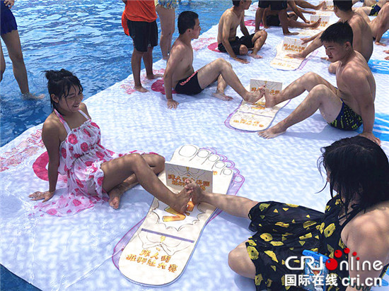 重庆：洋人街举行扳脚趾大赛 参赛者上演巅峰对“脚”