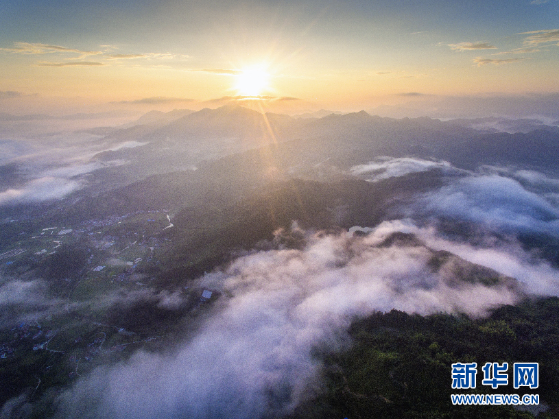 安徽：云雾结长空 障霞隐半红