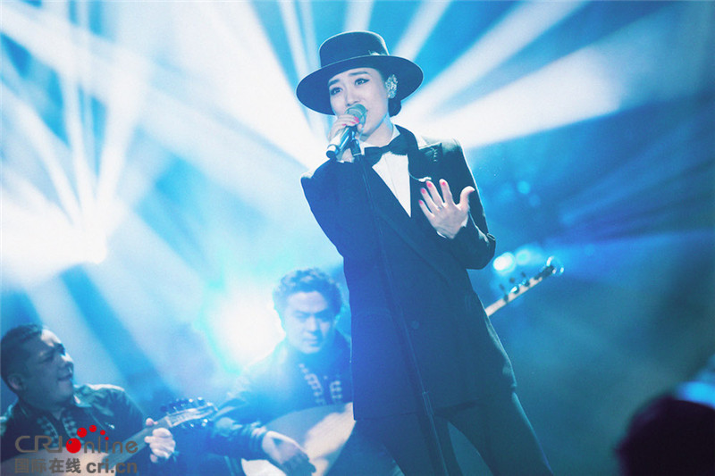 《歌手》谭晶帅气反串 张大大自拍上瘾贡献表情包