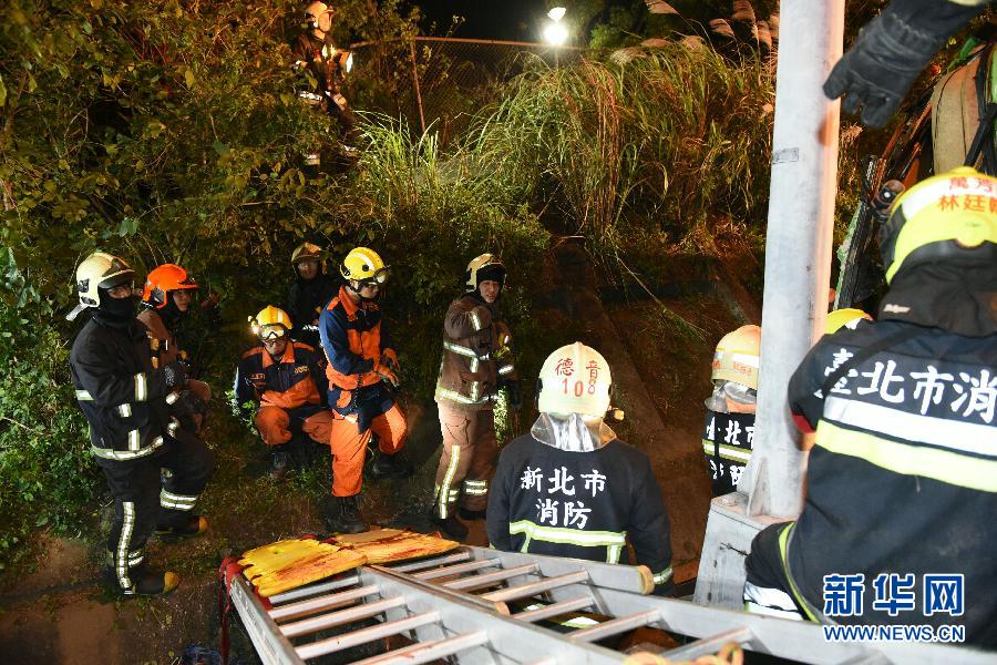 台湾游览车翻车事故已致32死 车上无大陆游客