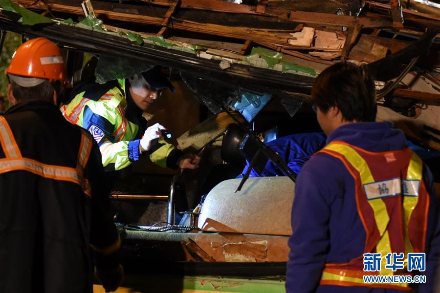 台湾游览车翻车事故已致32死 车上无大陆游客