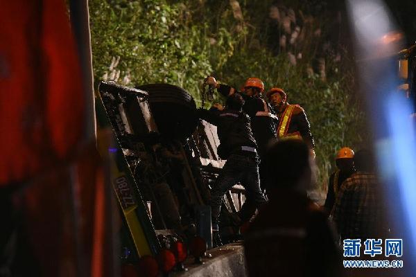 臺灣游覽車翻車事故已致32死 車上無大陸游客