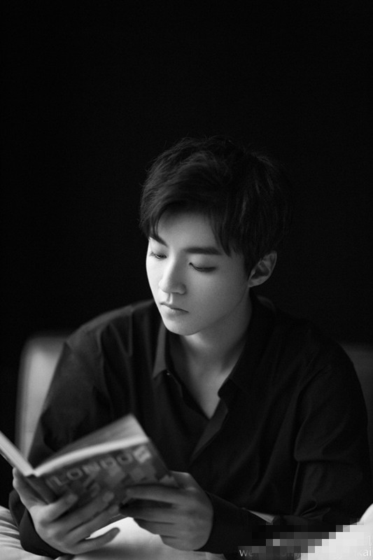 发福利王俊凯情人节晒黑白硬照忧郁沉静略显男人味