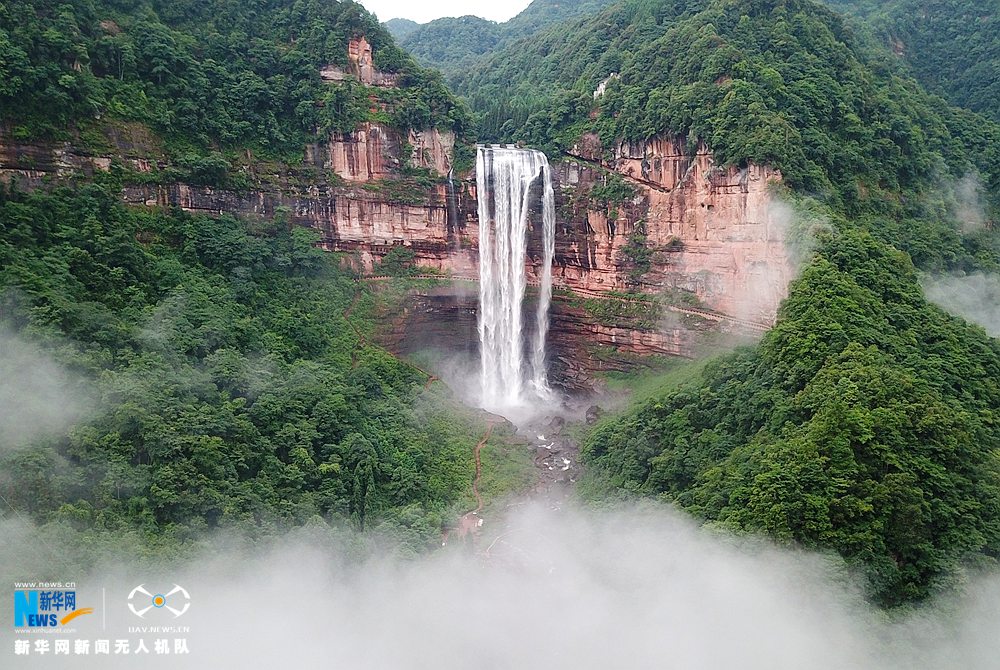 【渝情渝景】航拍重慶望鄉臺瀑布 拔地千丈青嶂立