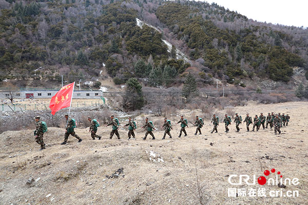 不忘初心继续前行 四川阿坝州消防新兵"重走长征路"