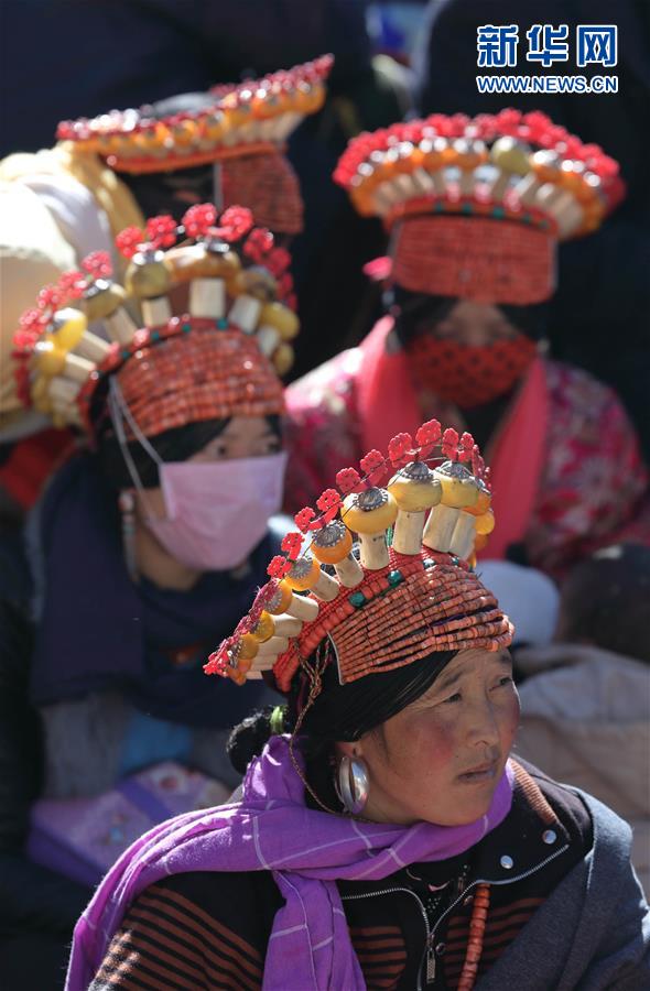 四川毛儿盖牧区妇女百年历史"戴"头上(组图)