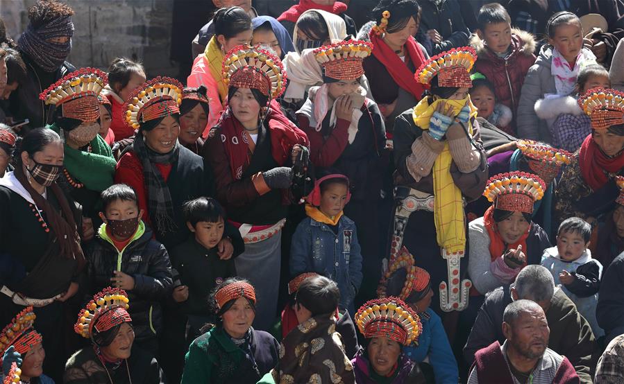 四川毛儿盖牧区妇女百年历史"戴"头上(组图)