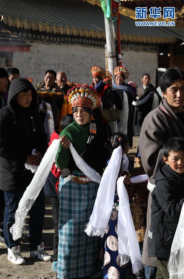 四川毛儿盖牧区妇女百年历史"戴"头上(组图)