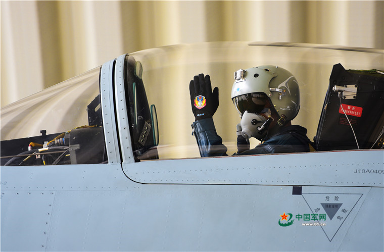 春日暖阳中的战鹰：我想飞上天 和太阳肩并肩