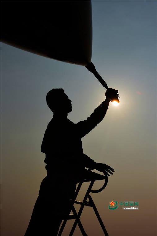 春日暖阳中的战鹰：我想飞上天 和太阳肩并肩