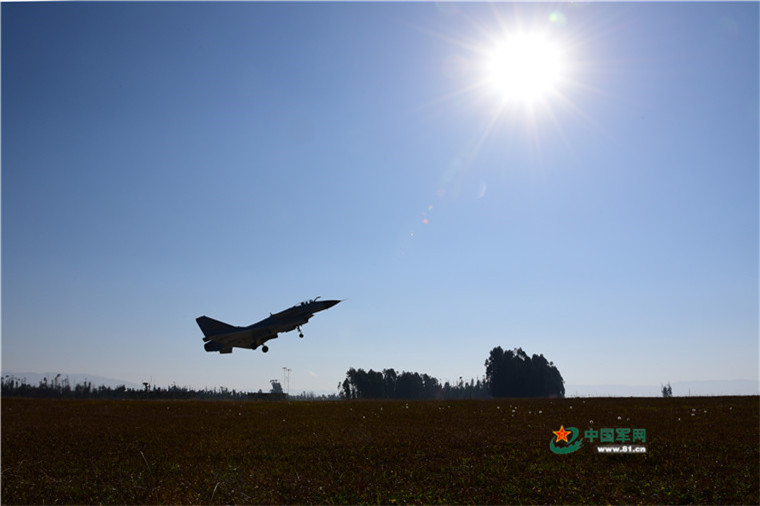 春日暖阳中的战鹰：我想飞上天 和太阳肩并肩