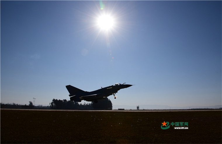 春日暖阳中的战鹰：我想飞上天 和太阳肩并肩