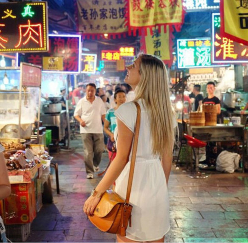 澳女大学生与鲨鱼游泳成网红 探险全球最独特景点（图）