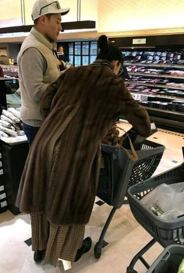 女神也食人间烟火！全智贤穿皮草与老公买菜