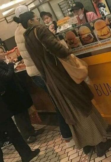 女神也食人间烟火！全智贤穿皮草与老公买菜