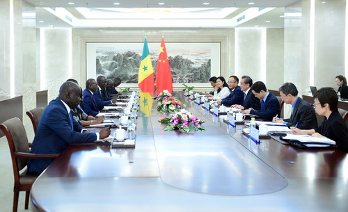 王毅國務委員兼外交部長同塞內加爾外交部長卡巴舉行會談