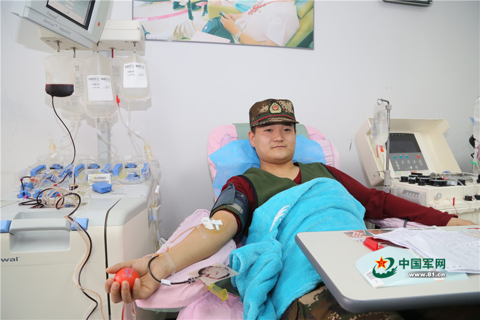 献血官兵太可爱 撸起袖子传递爱