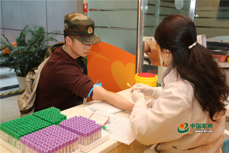 献血官兵太可爱 撸起袖子传递爱