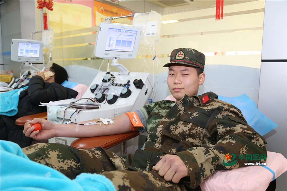 献血官兵太可爱 撸起袖子传递爱