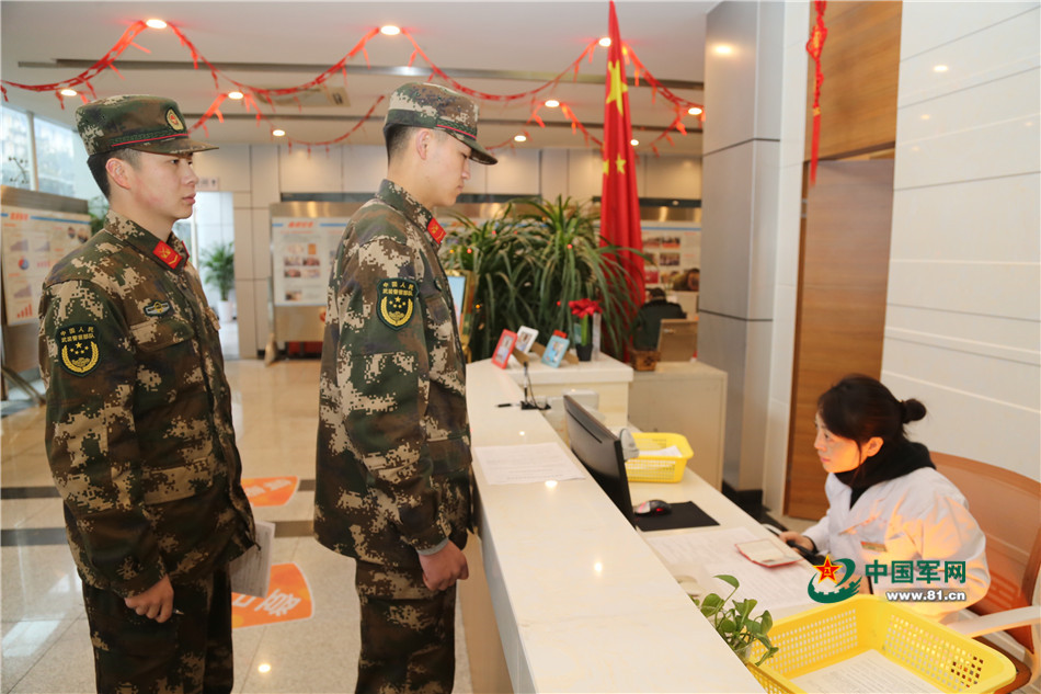 献血官兵太可爱 撸起袖子传递爱