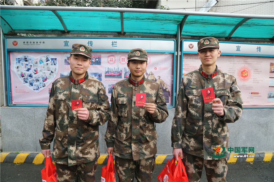 献血官兵太可爱 撸起袖子传递爱